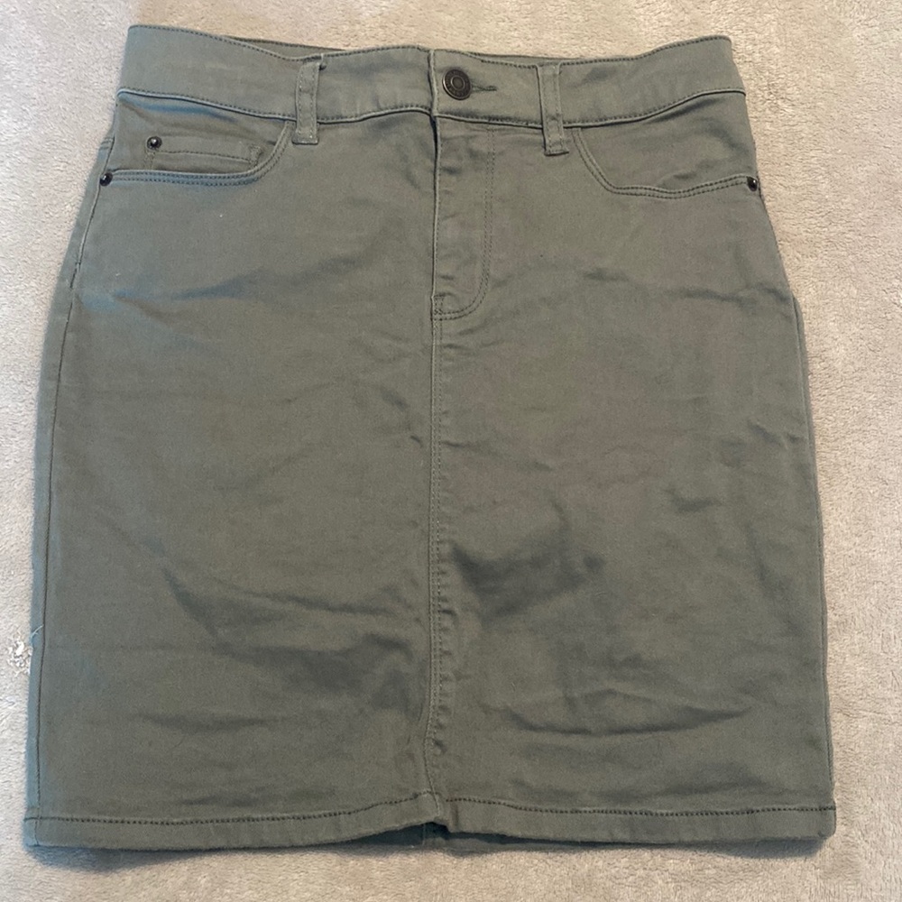 Green high waisted skirt